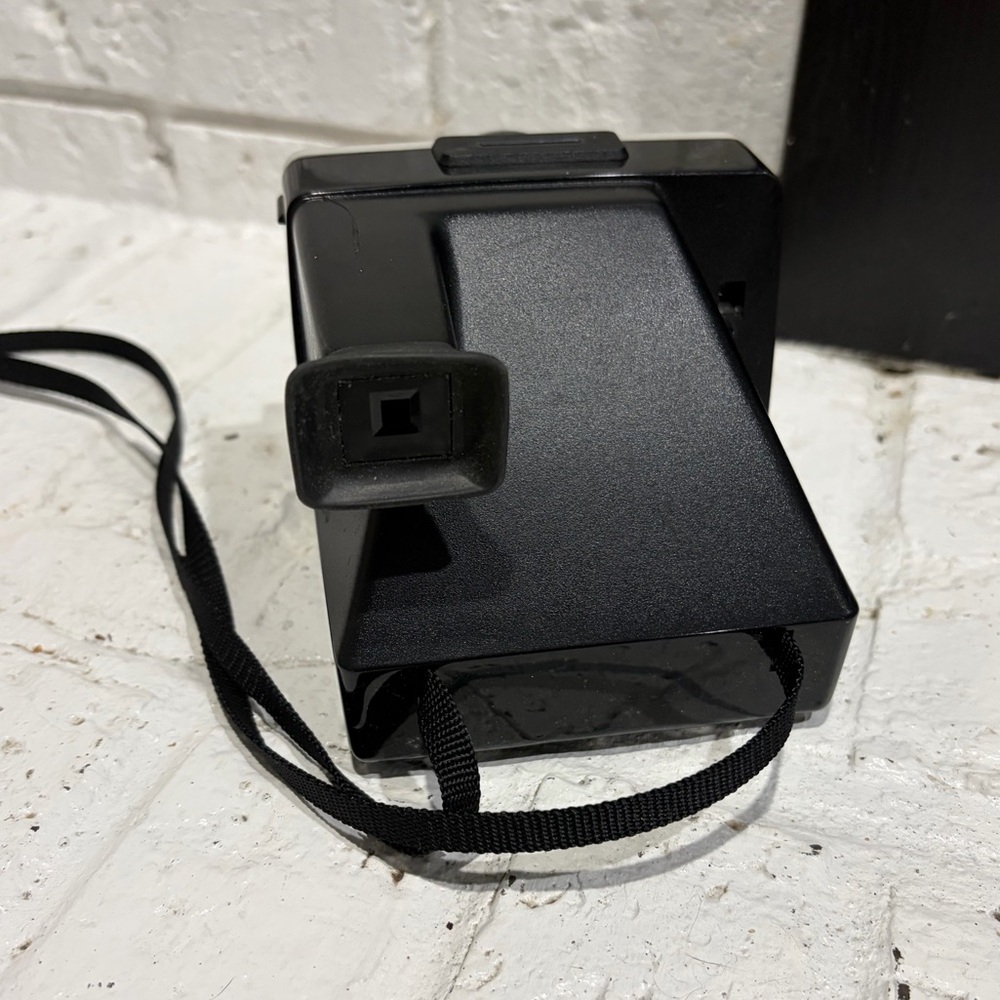 Polaroid OneStep Land Camera in White with Rainbow Stripe - Picture 3 of 3